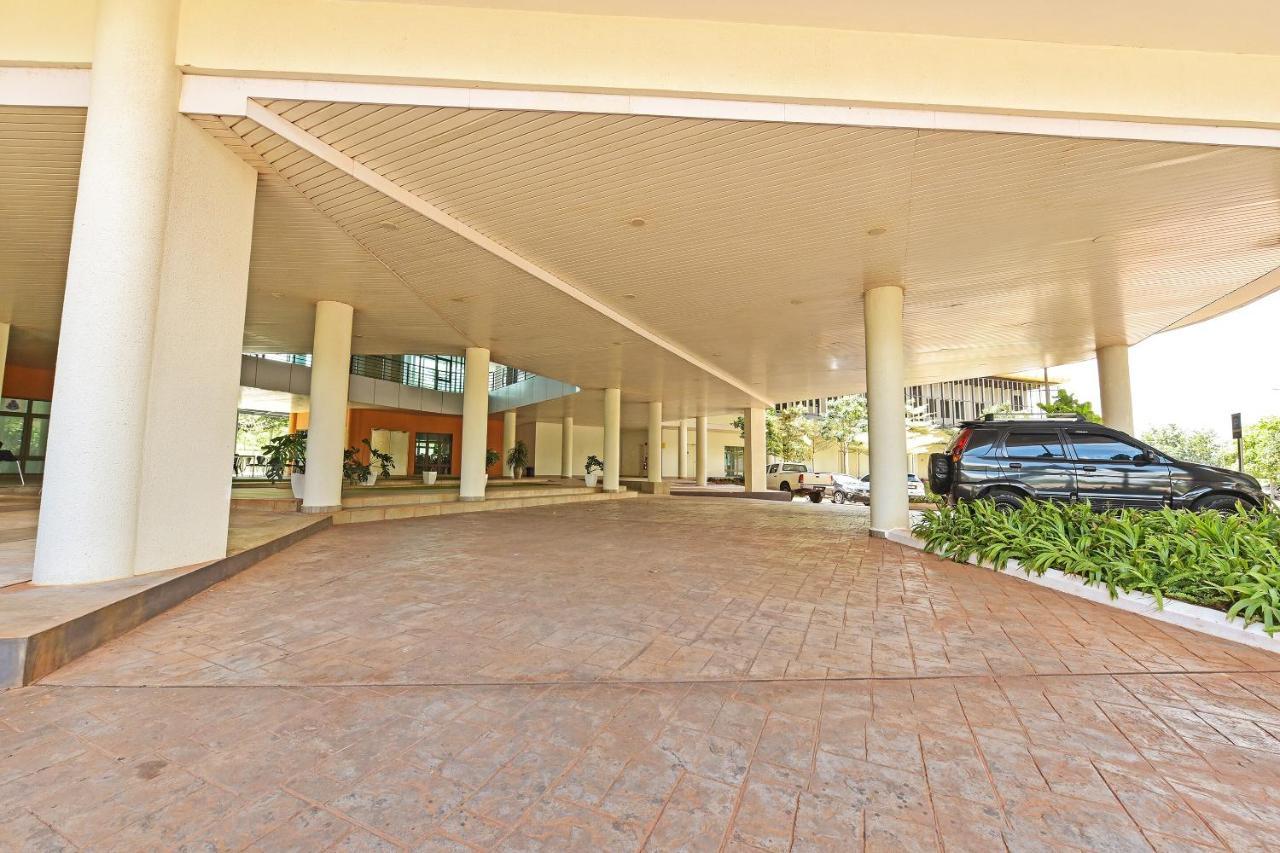 Capital O 90614 Cvia Ummul Hotel Padang Besar Exterior photo