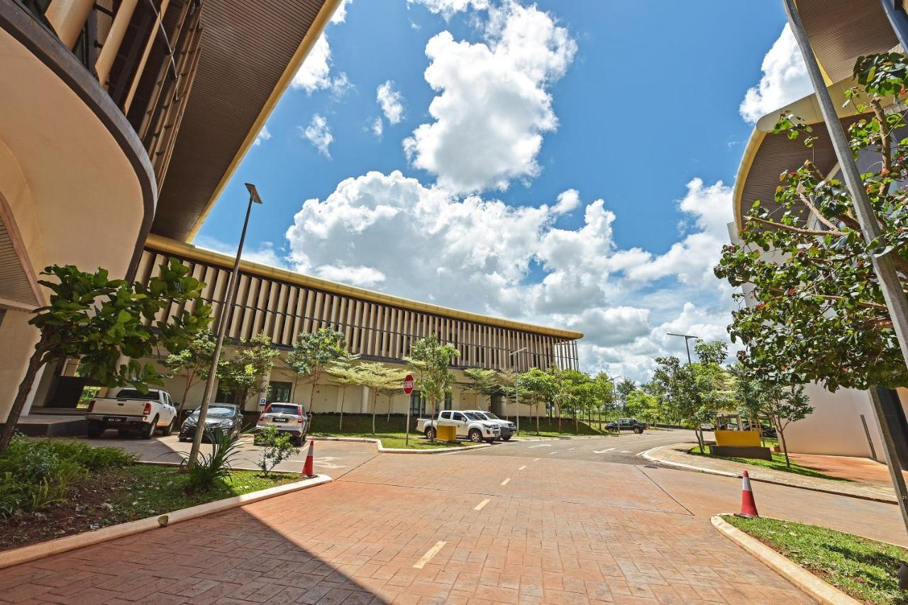 Capital O 90614 Cvia Ummul Hotel Padang Besar Exterior photo
