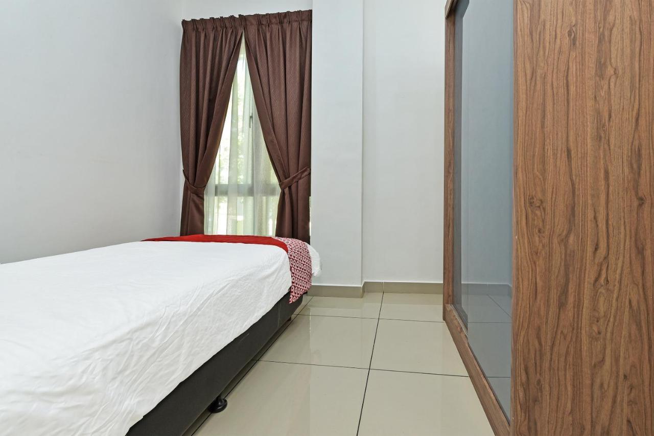 Capital O 90614 Cvia Ummul Hotel Padang Besar Exterior photo