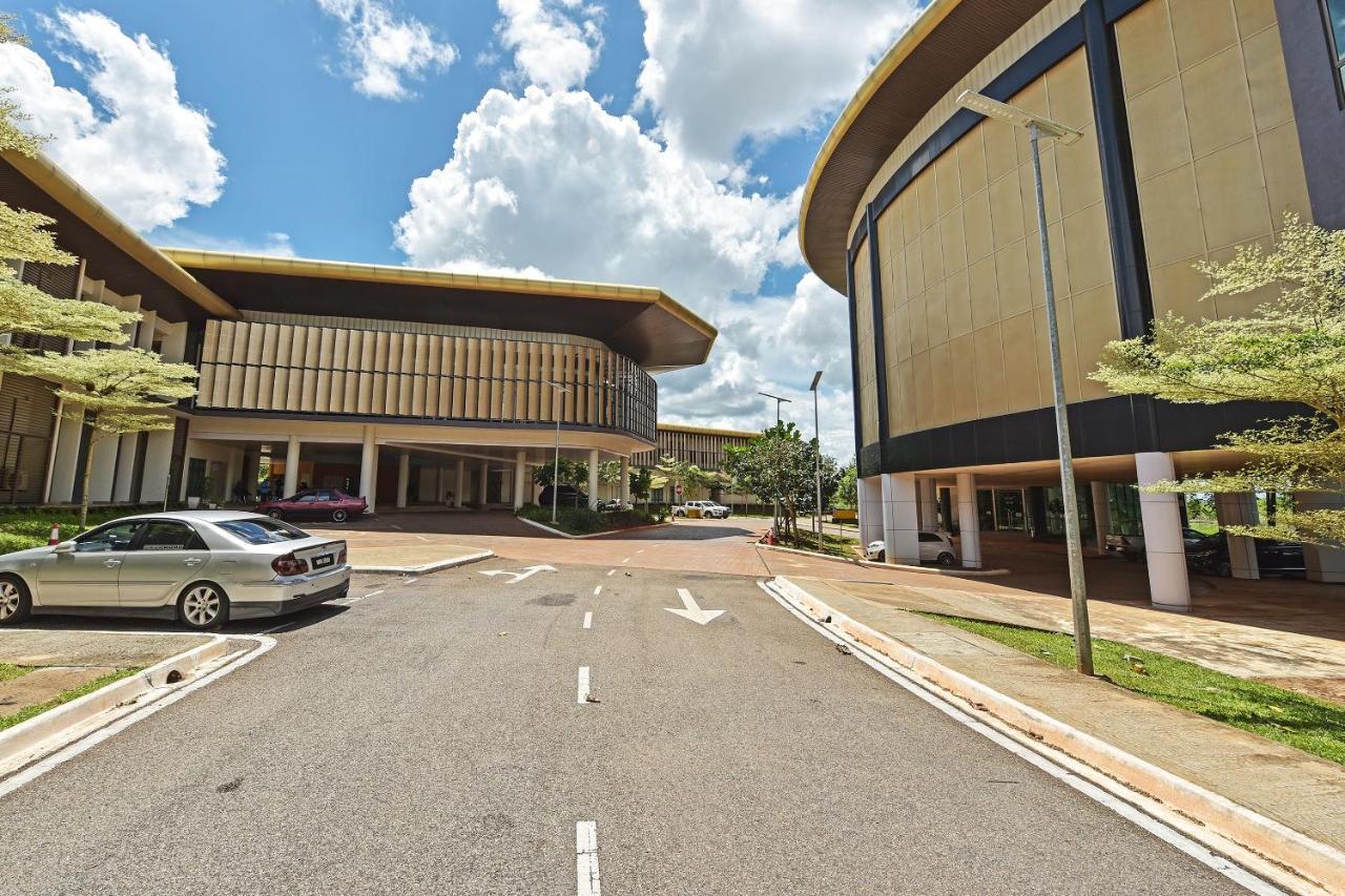 Capital O 90614 Cvia Ummul Hotel Padang Besar Exterior photo
