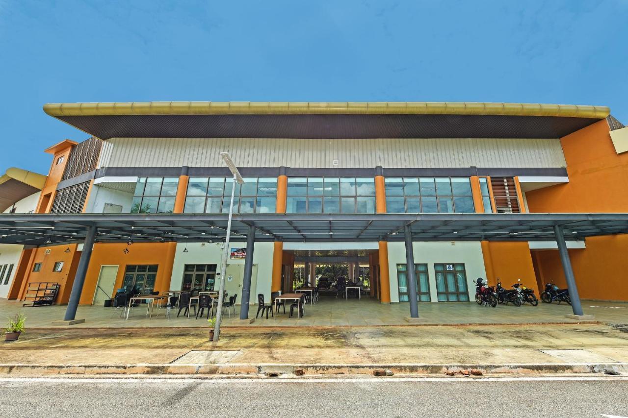Capital O 90614 Cvia Ummul Hotel Padang Besar Exterior photo