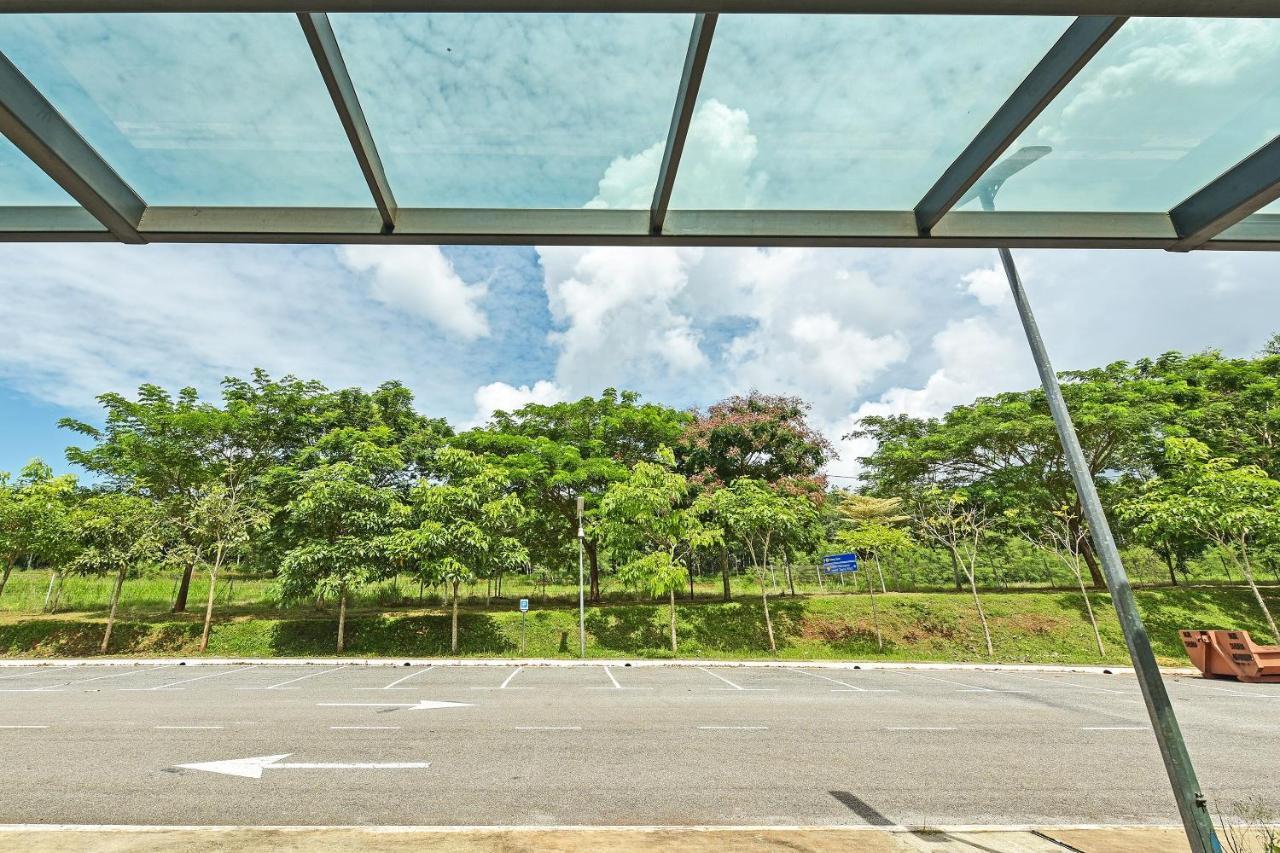 Capital O 90614 Cvia Ummul Hotel Padang Besar Exterior photo